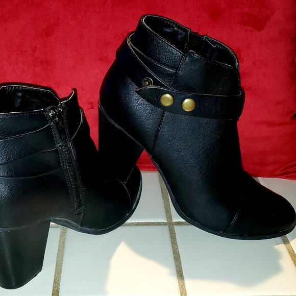 AMERICAN EAGLE BKACK FAUX LEATHER CHIC & SLEEK STYLISH ANKLE BOOTS 8 - Picture 8 of 8